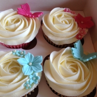 Butterfly &amp; flowers cupcakes - pink &amp; blue
